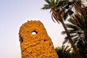 Image - figuig se situe dans la région de l'oriental marocain au milieu d'un désert aride